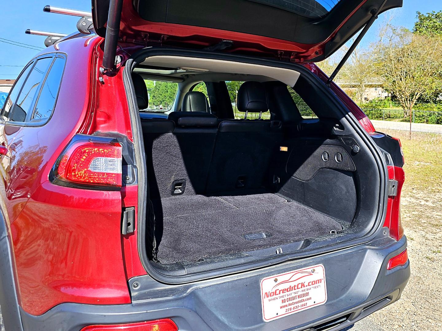 2014 Red Jeep Cherokee Trailhawk 4WD (1C4PJMBS2EW) with an 3.2L V6 DOHC 24V engine, 9-Speed Automatic transmission, located at 18001 Kellogg Rd, Saucier, MS, 39574, (228) 832-1441, 39.421459, -76.641457 - Photo#22